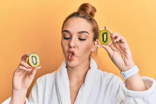 Giovane Donna Bionda Che Indossa Accappatoio Con Kiwi Fresco Che — Foto Stock