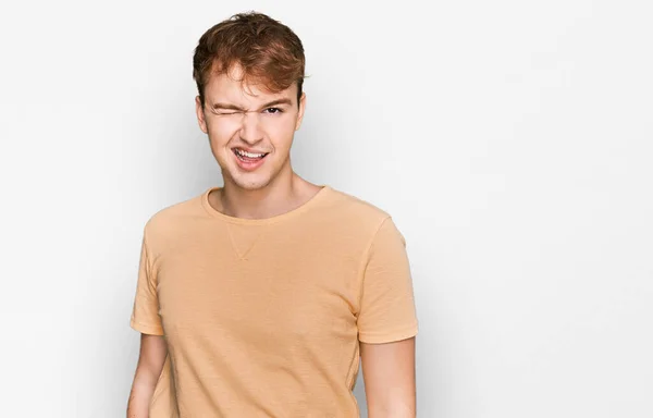 Gündelik Giysiler Giymiş Genç Beyaz Adam Kameraya Seksi Bir Ifadeyle — Stok fotoğraf