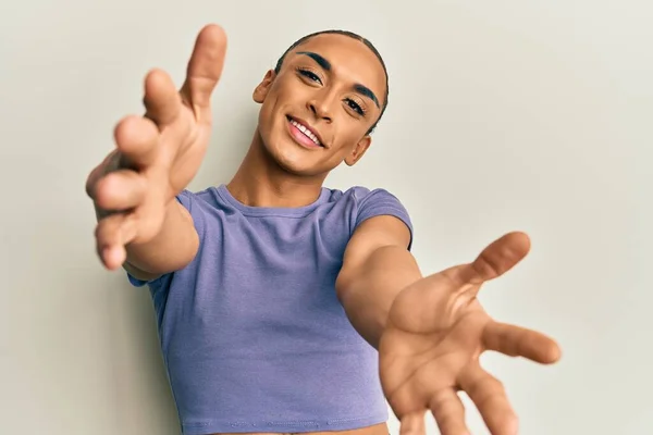 Homem Hispânico Vestindo Maquiagem Cabelos Longos Vestindo Camiseta Casual Olhando — Fotografia de Stock