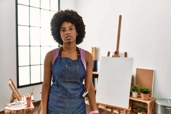 Junge Afrikanisch Amerikanische Frau Mit Afrohaaren Kunststudio Entspannt Mit Ernstem — Stockfoto