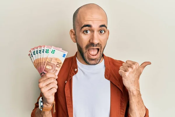 Junger Hispanischer Mann Mit Einem Bündel Euro Banknoten Die Den — Stockfoto