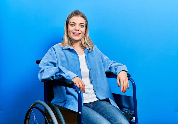 Tekerlekli Sandalyede Oturan Güzel Beyaz Bir Kadın Yüzünde Mutlu Havalı — Stok fotoğraf