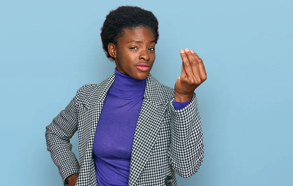 Jovem Menina Afro Americana Vestindo Roupas Casuais Fazendo Gesto Italiano — Fotografia de Stock