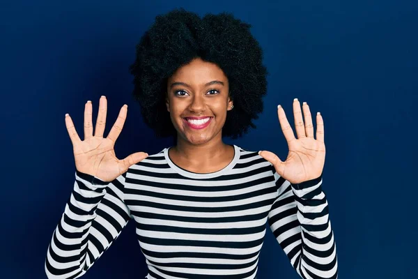 Jonge Afrikaanse Amerikaanse Vrouw Dragen Casual Kleding Tonen Wijzen Met — Stockfoto