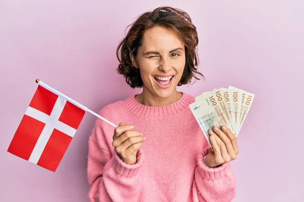 Young Brunette Woman Holding Norway Flag Krone Banknotes Winking Looking — Foto de Stock