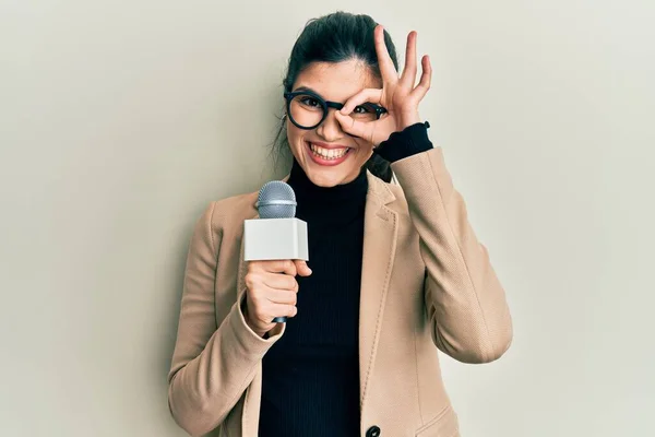 Молода Іспаномовна Жінка Тримає Репортерський Мікрофон Усміхнений Щасливий Робить Знак — стокове фото