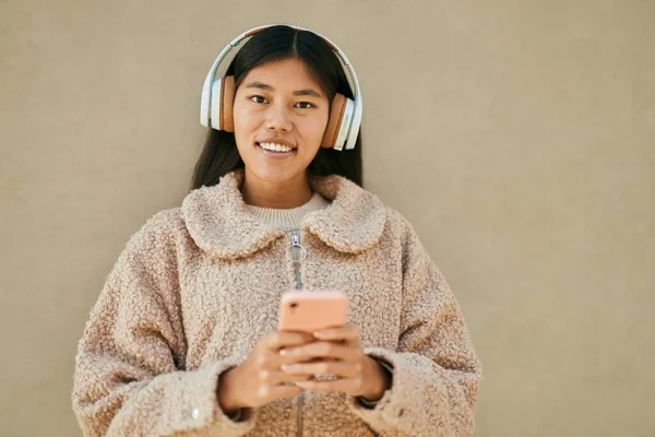 Ung Asiatisk Kvinna Ler Glad Med Smartphone Och Hörlurar Stan — Stockfoto