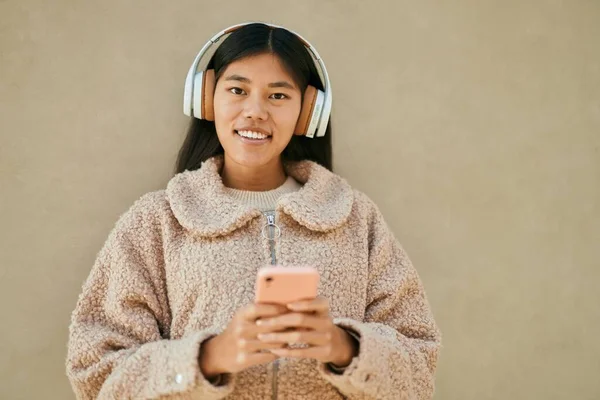 Giovane Donna Asiatica Sorridente Felice Utilizzando Smartphone Cuffie Città — Foto Stock