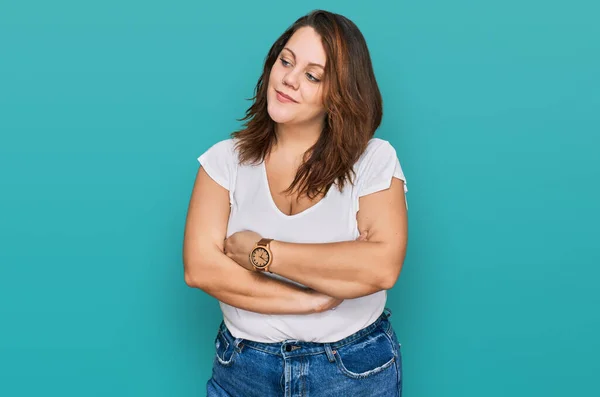 Joven Mujer Talla Grande Con Camiseta Blanca Casual Mirando Lado —  Fotos de Stock