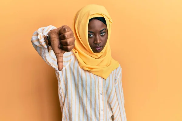 Vacker Afrikansk Ung Kvinna Bär Traditionell Islamisk Hijab Halsduk Ser — Stockfoto