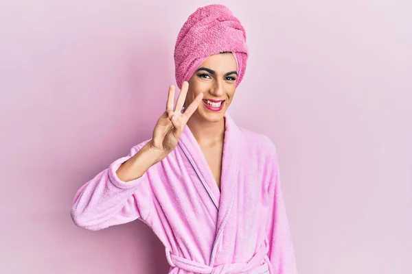 Joven Hombre Usando Mujer Maquillaje Usando Toalla Ducha Cabeza Albornoz — Foto de Stock