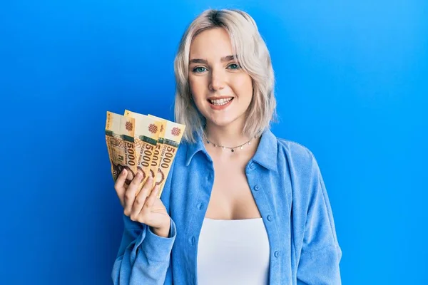 Mladá Blondýnka Drží Maďarské Forint Bankovky Vypadá Pozitivně Šťastně Stojící — Stock fotografie