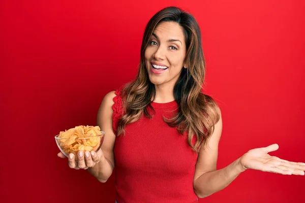 Jovem Mulher Latina Segurando Batata Frita Celebrando Realização Com Sorriso — Fotografia de Stock