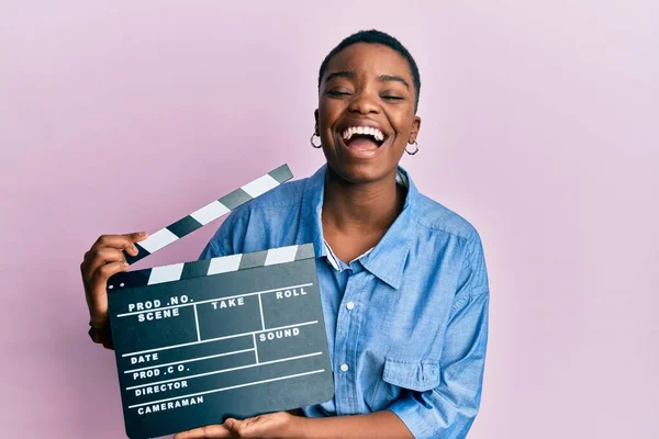 Junge Afrikanisch Amerikanische Frau Hält Videofilm Klappbrett Lächelnd Und Lacht — Stockfoto