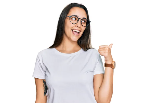 Junge Hispanische Frau Trägt Legeres Weißes Shirt Lächelt Mit Glücklichem — Stockfoto