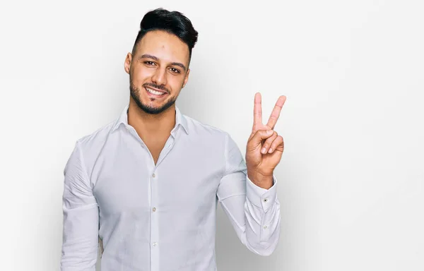 Jeune Homme Arabe Portant Des Vêtements Décontractés Montrant Pointant Vers — Photo