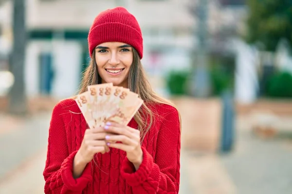 Ung Latinamerikansk Kvinna Bär Ull Mössa Innehav Turkisk Lira Sedlar — Stockfoto