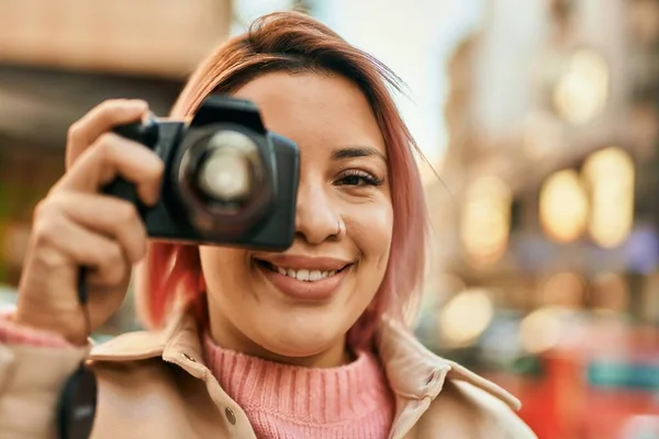 Młoda Latynoska Dziewczyna Uśmiecha Się Szczęśliwy Pomocą Odruchu Aparatu Fotograficznego — Zdjęcie stockowe