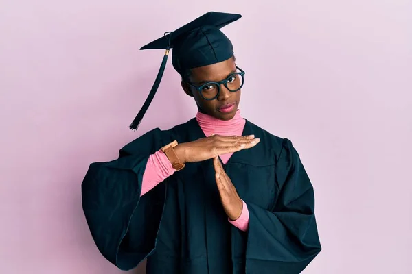 Junge Afrikanisch Amerikanische Mädchen Tragen Abschlussmütze Und Zeremoniengewand Und Machen — Stockfoto