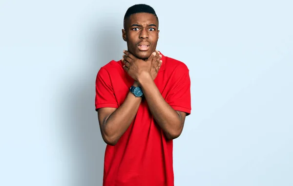 Joven Afroamericano Vestido Con Una Camiseta Roja Casual Gritando Sofocado —  Fotos de Stock