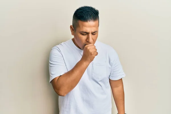 Jonge Latijnse Man Draagt Casual Witte Shirt Gevoel Onwel Hoesten — Stockfoto
