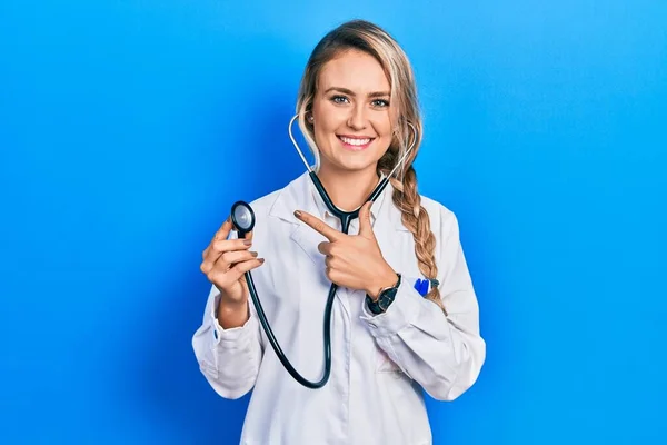 Güzel Sarışın Doktor Kadın Steteskopu Neşeli Tutuyordu Yüzünde Gülücükler Vardı — Stok fotoğraf