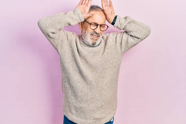 Ein Gutaussehender Älterer Mann Mit Bart Lässigem Pullover Und Brille — Stockfoto