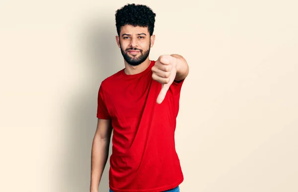 Homem Árabe Jovem Com Barba Vestindo Casual Camiseta Vermelha Olhando — Fotografia de Stock