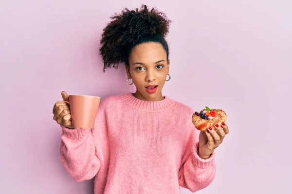 Jong Afrikaans Amerikaans Meisje Drinken Van Een Kopje Koffie Eten — Stockfoto