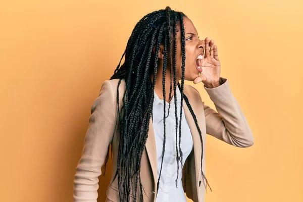 Africano Americano Mulher Vestindo Jaqueta Negócios Gritando Gritando Alto Para — Fotografia de Stock