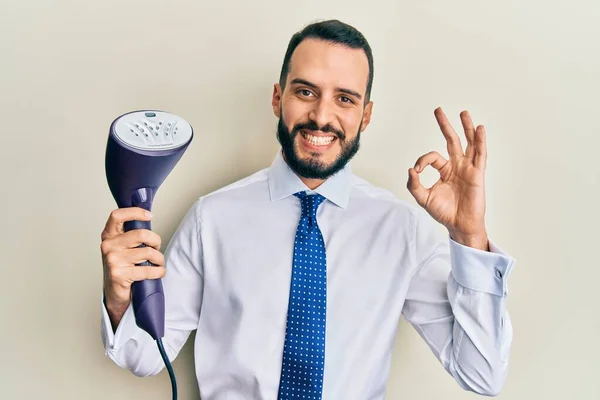 Jovem Homem Negócios Com Barba Segurando Ferro Vapor Elétrico Fazendo — Fotografia de Stock