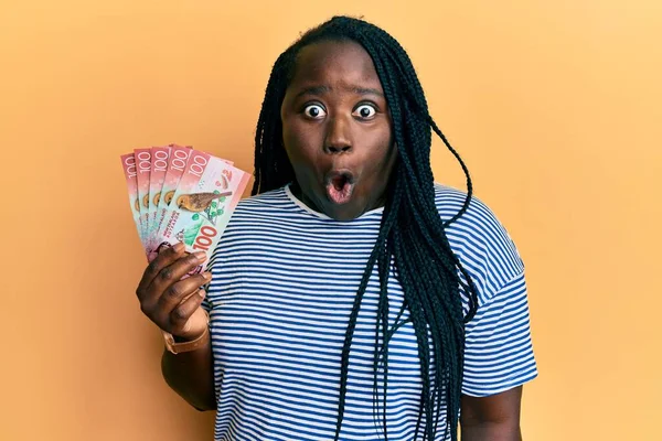 Mladá Černoška Copánky Drží 100 Dolarů Novozélandských Bankovek Vystrašený Ohromený — Stock fotografie