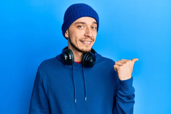 Sweatshirt Kulaklık Giyen Spanyol Genç Adam Mutlu Bir Gülümsemeyle Gülümsüyor — Stok fotoğraf