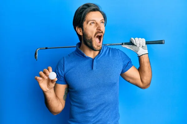 Ung Latinamerikansk Man Håller Golfboll Arg Och Galen Skriker Frustrerad — Stockfoto