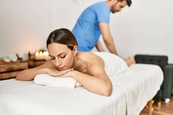 Jovem Mulher Sorrindo Feliz Reciving Pernas Massagem Centro Beleza — Fotografia de Stock