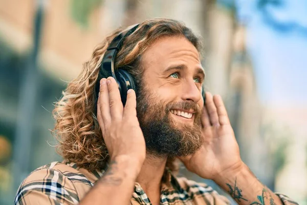 Young Caucasian Man Smiling Happy Using Headphones City — Stock Photo, Image