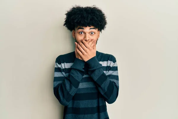 Jovem Afro Americano Com Cabelo Afro Vestindo Roupas Casuais Chocou — Fotografia de Stock