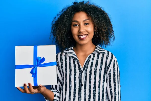 Hermosa Mujer Afroamericana Con Cabello Afro Sosteniendo Regalo Que Positiva — Foto de Stock