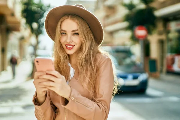 Jovem Loira Sorrindo Feliz Usando Smartphone Cidade — Fotografia de Stock