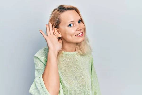 Bella Donna Bionda Caucasica Che Indossa Maglione Invernale Casual Sorridente — Foto Stock