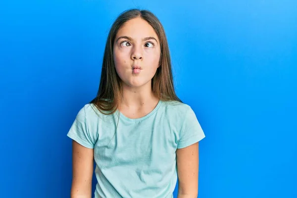 Mooi Brunette Klein Meisje Dragen Casual Wit Shirt Maken Vis — Stockfoto