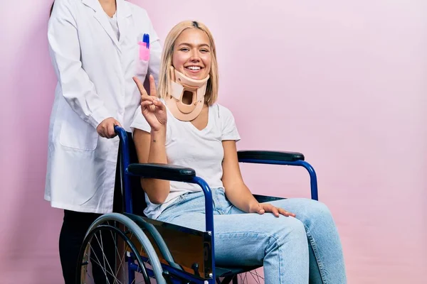 Mulher Loira Bonita Sentada Cadeira Rodas Com Pescoço Colarinho Mostrando — Fotografia de Stock