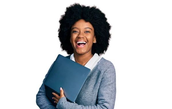 Jovem Afro Americana Trabalhando Usando Laptop Computador Sorrindo Rindo Duro — Fotografia de Stock