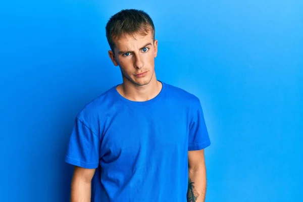 Jonge Blanke Man Draagt Casual Blauw Shirt Sceptisch Nerveus Fronsend — Stockfoto