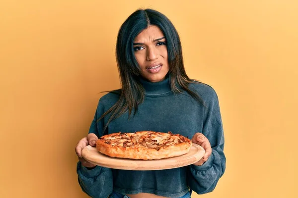 트랜스젠더 트랜스젠더 이탈리아 피자를 모르고 스러운 표정으로 있습니다 — 스톡 사진