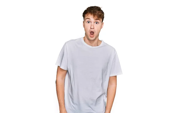 Jonge Blanke Man Draagt Casual Wit Shirt Bang Geschokt Met — Stockfoto