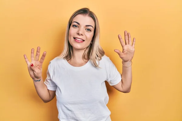 Mooie Blanke Vrouw Draagt Casual Witte Shirt Tonen Wijzen Met — Stockfoto