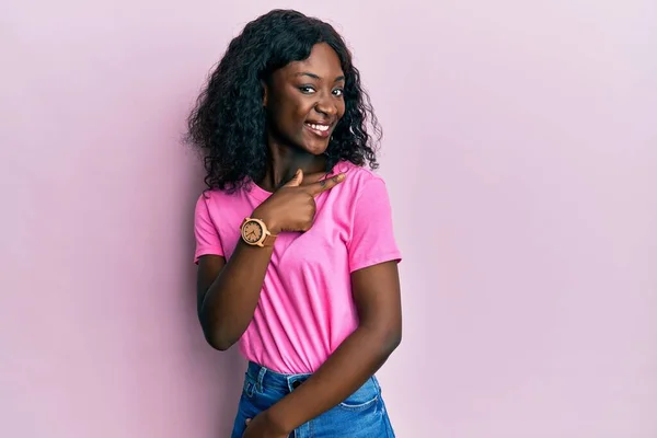 Mulher Jovem Africana Bonita Vestindo Camisa Casual Rosa Sorrindo Alegre — Fotografia de Stock