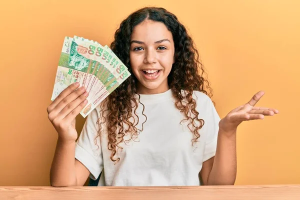 Menina Hispânica Adolescente Segurando Notas Dólares Hong Kong Celebrando Realização — Fotografia de Stock