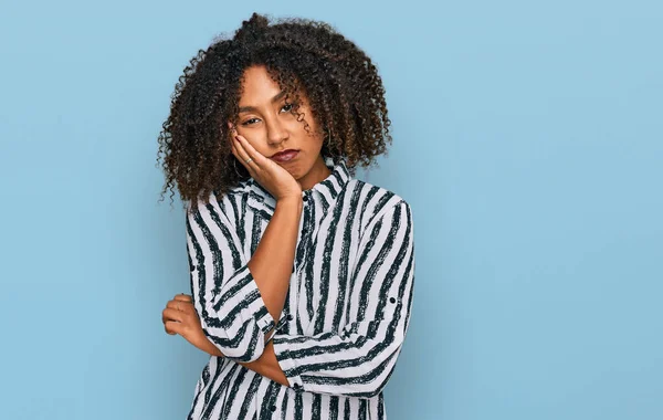 Młoda Afroamerykanka Ubrana Luźne Ubrania Myśląc Wygląda Zmęczoną Znudzoną Depresją — Zdjęcie stockowe